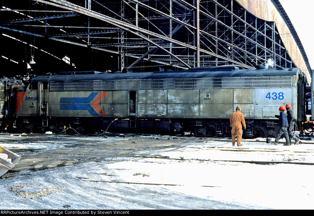 Amtrak E8A AMTK #438:2 gets serviced enroute on the EB National Limited.